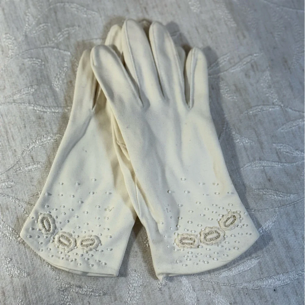 Vintage Women’s off-white‎ gloves. With floral design with dainty beads. 8 1/2”